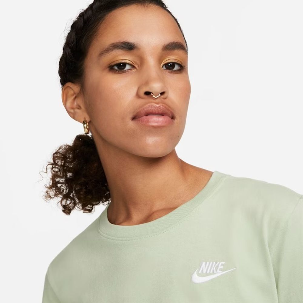 Camiseta-Nike-Sportswear-Club-Essentials